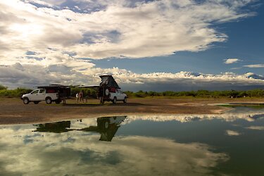 Dachzelt-Camper vor Kilimandscharo